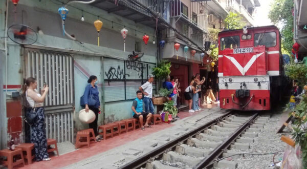 Hanoi train street tour: 20$